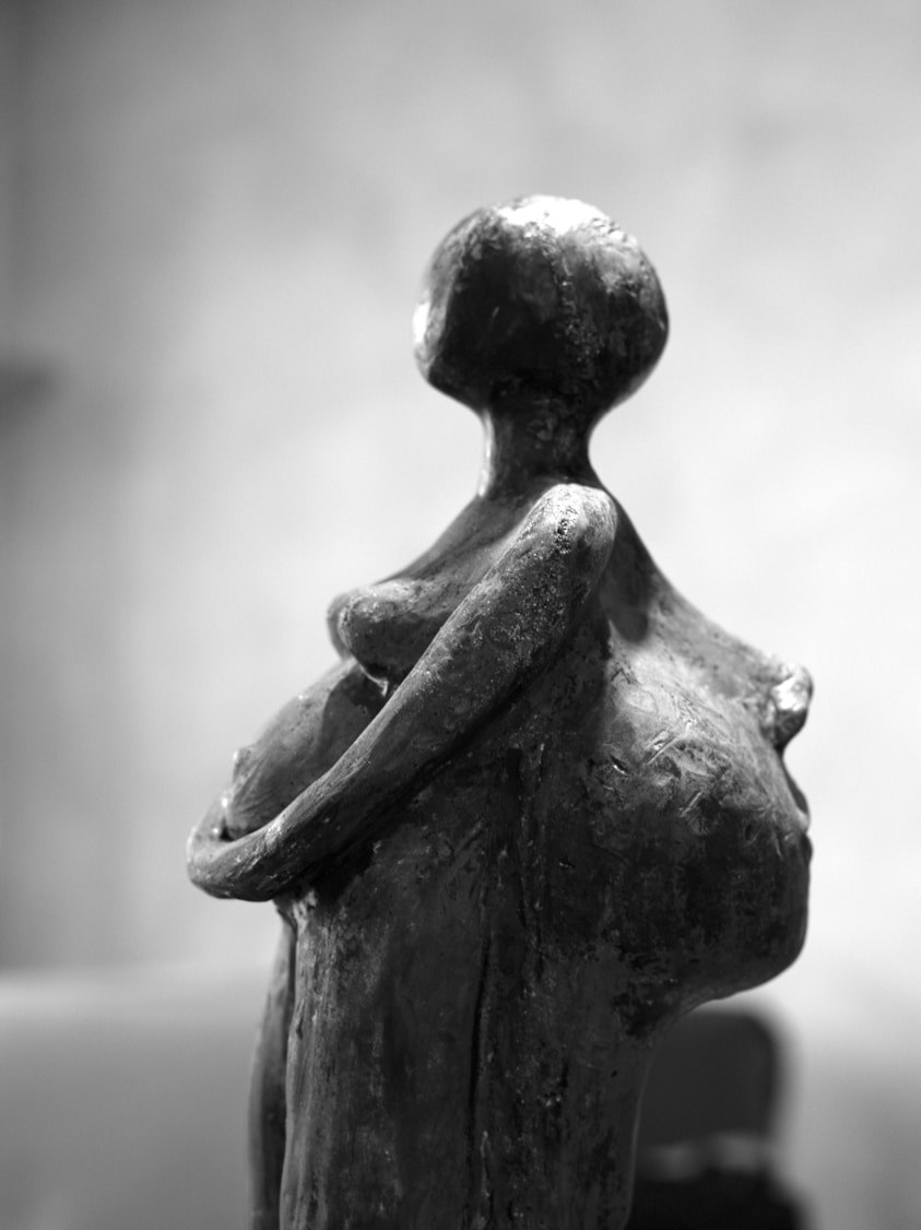Femme enceinte : sculpture béton