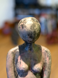 Femme
					enceinte : sculpture béton