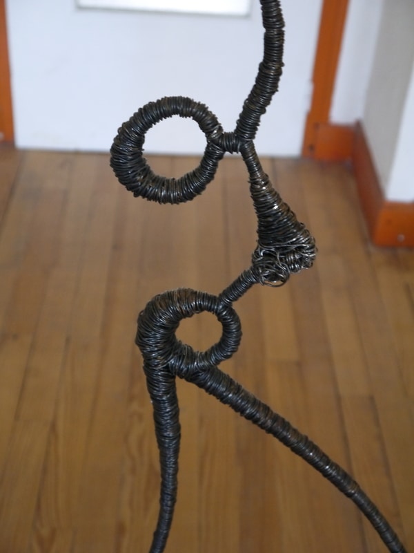 série
					Danseur-visage : sculpture en fer